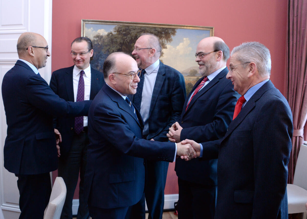 Die Ausschüsse des Deutschen Bundestages für die Angelegenheiten der Europäischen Union, des Auswärtigen, und für Wirtschaft und Energie, empfangen unter der Leitung des Vorsitzenden des EU-Ausschusses, Gunther Krichbaum, (2.v.li), CDU/CSU, den Premierminister der Republik Frankreich, Bernard Cazeneuve, (3.v.li), zu einem Gespräch. Hier die Mitglieder der Ausschüsse und des Bundestages: Axel Schäfer, (3.v.re), SPD, Norbert Spinrath, (2.v.re), und Joachim Poß, (re), SPD.; Geste, Gestik. Krichbaum, Gunther; Cazeneuve, Bernard; Schäfer, Axel; Spinrath, Norbert; Poß, Joachim Die Ausschüsse des Deutschen Bundestages für die Angelegenheiten der Europäischen Union, des Auswärtigen, und für Wirtschaft und Energie, empfangen unter der Leitung des Vorsitzenden des EU-Ausschusses, Gunther Krichbaum, (2.v.li), CDU/CSU, den Premierminister der Republik Frankreich, Bernard Cazeneuve, (3.v.li), zu einem Gespräch. Hier die Mitglieder der Ausschüsse und des Bundestages: Axel Schäfer, (3.v.re), SPD, Norbert Spinrath, (2.v.re), und Joachim Poß, (re), SPD.; Geste, Gestik.