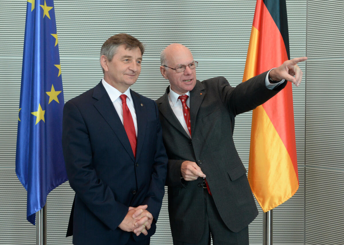 Bundestagspräsident Prof. Dr. Norbert Lammert, (re), CDU/CSU, empfängt den Sejm-Marschall der Republik Polen, Marek Kuchcinski, (li), zu einem Gespräch. Anschließend eröffnen die beiden Parlamentspräsidenten im Paul-Löbe-Haus des Deutschen Bundestages die Ausstellung "Polen und Deutsche - Geschichten eines Dialogs".; Fahne, Fahnen, Geste, Gestik. Lammert, Norbert; Kuchcinski, Marek Bundestagspräsident Prof. Dr. Norbert Lammert, (re), CDU/CSU, empfängt den Sejm-Marschall der Republik Polen, Marek Kuchcinski, (li), zu einem Gespräch. Anschließend eröffnen die beiden Parlamentspräsidenten im Paul-Löbe-Haus des Deutschen Bundestages die Ausstellung "Polen und Deutsche - Geschichten eines Dialogs".; Fahne, Fahnen, Geste, Gestik.