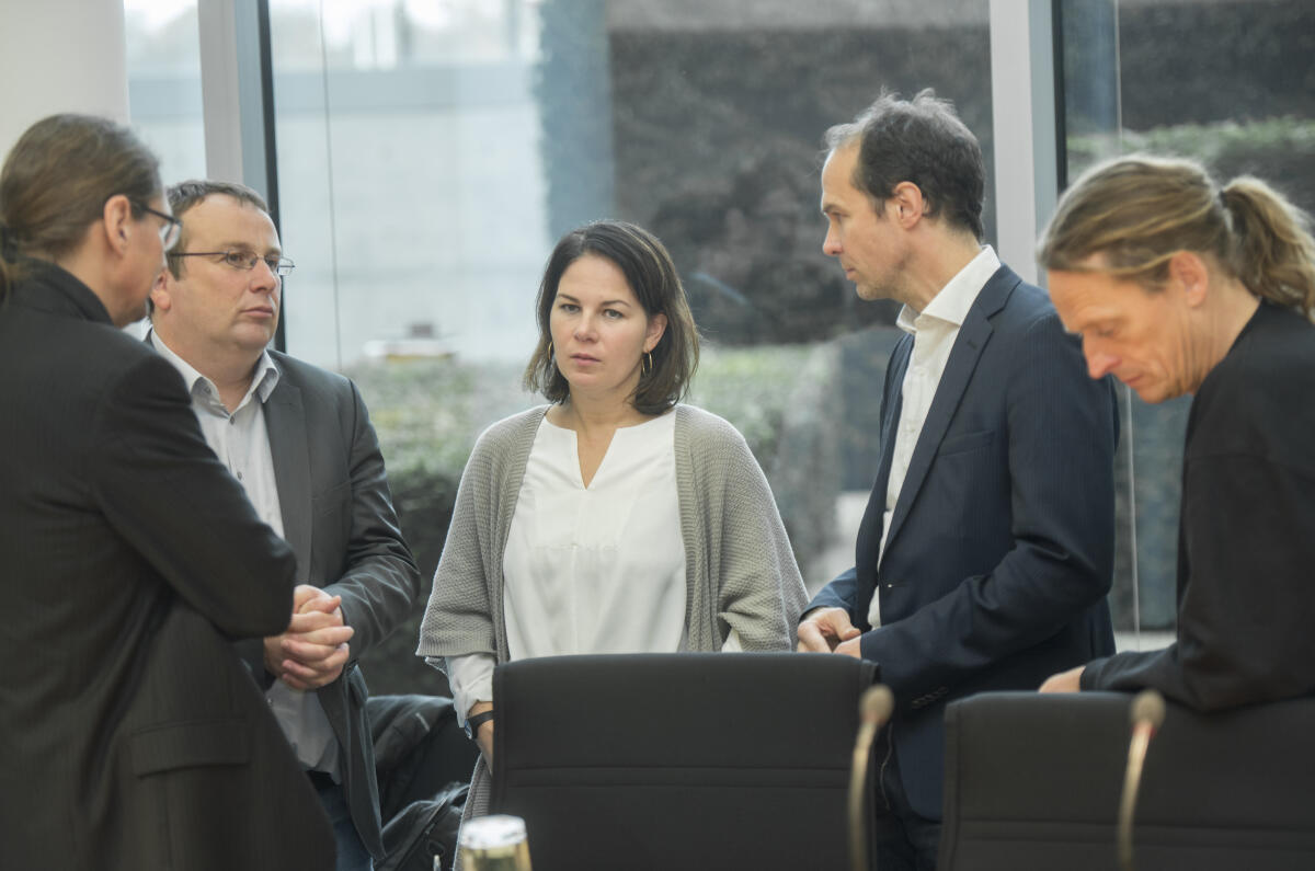 Annalena Baerbock, Bündnis 90/Die Grünen, MdB, (3.v.l.), im Gespräch mit Martin Kaiser, Geschäftsführer Greenpeace Deutschland, (4.v.l.), und Oliver Krischer, Bündnis 90/Die Grünen, MdB, (2.v.l.), während einer Sitzung des Arbeitskreises 2 (Themen: Umwelt, Naturschutz, Reaktorsicherheit, Tierschutz, Klima, Energie, Nachhaltigkeit, Bau, Wohnen und Stadtentwicklung, Verkehr, Landwirtschaft und Ernährung, Tourismus), der von der Bundestagsfraktion der Grünen ins Leben gerufen wurde.; Gespräch, Arbeitskreis, Diskussion, Runde, Experten Baerbock, Annalena; Kaiser, Martin; Krischer, Oliver Annalena Baerbock, Bündnis 90/Die Grünen, MdB, (3.v.l.), im Gespräch mit Martin Kaiser, Geschäftsführer Greenpeace Deutschland, (4.v.l.), und Oliver Krischer, Bündnis 90/Die Grünen, MdB, (2.v.l.), während einer Sitzung des Arbeitskreises 2 (Themen: Umwelt, Naturschutz, Reaktorsicherheit, Tierschutz, Klima, Energie, Nachhaltigkeit, Bau, Wohnen und Stadtentwicklung, Verkehr, Landwirtschaft und Ernährung, Tourismus), der von der Bundestagsfraktion der Grünen ins Leben gerufen wurde.; Gespräch, Arbeitskreis, Diskussion, Runde, Experten