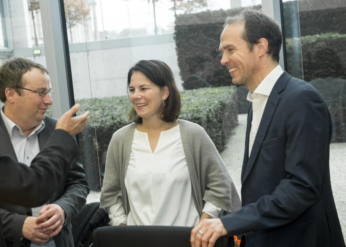 Annalena Baerbock, Bündnis 90/Die Grünen, MdB, (Mitte), im Gespräch mit Martin Kaiser, Geschäftsführer Greenpeace Deutschland, (rechts), und Oliver Krischer, Bündnis 90/Die Grünen, MdB, (links), während einer Sitzung des Arbeitskreises 2 (Themen: Umwelt, Naturschutz, Reaktorsicherheit, Tierschutz, Klima, Energie, Nachhaltigkeit, Bau, Wohnen und Stadtentwicklung, Verkehr, Landwirtschaft und Ernährung, Tourismus), der von der Bundestagsfraktion der Grünen ins Leben gerufen wurde.; Gespräch, Arbeitskreis, AG, Diskussion, Runde, Experten Baerbock, Annalena; Kaiser, Martin; Krischer, Oliver Annalena Baerbock, Bündnis 90/Die Grünen, MdB, (Mitte), im Gespräch mit Martin Kaiser, Geschäftsführer Greenpeace Deutschland, (rechts), und Oliver Krischer, Bündnis 90/Die Grünen, MdB, (links), während einer Sitzung des Arbeitskreises 2 (Themen: Umwelt, Naturschutz, Reaktorsicherheit, Tierschutz, Klima, Energie, Nachhaltigkeit, Bau, Wohnen und Stadtentwicklung, Verkehr, Landwirtschaft und Ernährung, Tourismus), der von der Bundestagsfraktion der Grünen ins Leben gerufen wurde.; Gespräch, Arbeitskreis, AG, Diskussion, Runde, Experten