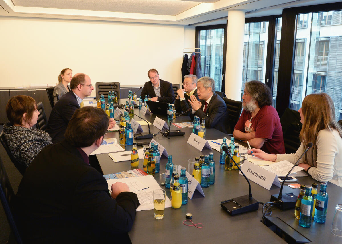 Shi Ming, Dr.-Ing. Wang Weiluo, und Nadine Baumann, von der Tibet Initiative Deutschland, sind zu einem Gespräch zu Gast beim Ausschuss des Deutschen Bundestages für Menschenrechte und humanitäre Hilfe. Michael Brand, (3.v.li), CDU/CSU, Vorsitzender des Ausschusses, leitet das Gespräch.; Übersicht. Brand, Michael Shi Ming, Dr.-Ing. Wang Weiluo, und Nadine Baumann, von der Tibet Initiative Deutschland, sind zu einem Gespräch zu Gast beim Ausschuss des Deutschen Bundestages für Menschenrechte und humanitäre Hilfe. Michael Brand, (3.v.li), CDU/CSU, Vorsitzender des Ausschusses, leitet das Gespräch.; Übersicht.