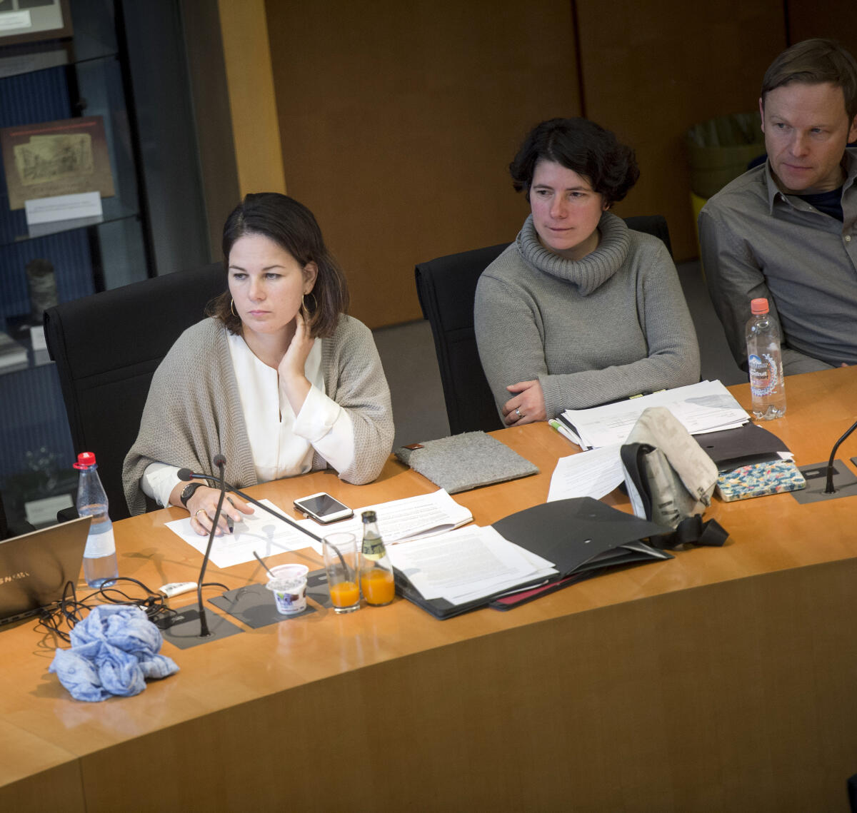 Annalena Baerbock, Bündnis 90/Die Grünen, MdB, (1.v.l.), während einer Sitzung des Arbeitskreises 2 (Themen: Umwelt, Naturschutz, Reaktorsicherheit, Tierschutz, Klima, Energie, Nachhaltigkeit, Bau, Wohnen und Stadtentwicklung, Verkehr, Landwirtschaft und Ernährung, Tourismus), der von der Bundestagsfraktion der Grünen ins Leben gerufen wurde.; Gespräch, Arbeitskreis, AG, Diskussion, Runde, Experten Baerbock, Annalena Annalena Baerbock, Bündnis 90/Die Grünen, MdB, (1.v.l.), während einer Sitzung des Arbeitskreises 2 (Themen: Umwelt, Naturschutz, Reaktorsicherheit, Tierschutz, Klima, Energie, Nachhaltigkeit, Bau, Wohnen und Stadtentwicklung, Verkehr, Landwirtschaft und Ernährung, Tourismus), der von der Bundestagsfraktion der Grünen ins Leben gerufen wurde.; Gespräch, Arbeitskreis, AG, Diskussion, Runde, Experten