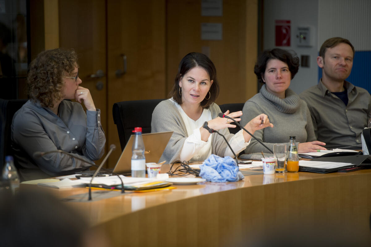 Dr. Julia Verlinden, Bündnis 90/Die Grünen, MdB, (1.v.l.), und Annalena Baerbock, Bündnis 90/Die Grünen, MdB, (2.v.l.), während einer Sitzung des Arbeitskreises 2 (Themen: Umwelt, Naturschutz, Reaktorsicherheit, Tierschutz, Klima, Energie, Nachhaltigkeit, Bau, Wohnen und Stadtentwicklung, Verkehr, Landwirtschaft und Ernährung, Tourismus), der von der Bundestagsfraktion der Grünen ins Leben gerufen wurde.; Gespräch, Arbeitskreis, AG, Diskussion, Runde, Experten Baerbock, Annalena; Verlinden, Julia Dr. Julia Verlinden, Bündnis 90/Die Grünen, MdB, (1.v.l.), und Annalena Baerbock, Bündnis 90/Die Grünen, MdB, (2.v.l.), während einer Sitzung des Arbeitskreises 2 (Themen: Umwelt, Naturschutz, Reaktorsicherheit, Tierschutz, Klima, Energie, Nachhaltigkeit, Bau, Wohnen und Stadtentwicklung, Verkehr, Landwirtschaft und Ernährung, Tourismus), der von der Bundestagsfraktion der Grünen ins Leben gerufen wurde.; Gespräch, Arbeitskreis, AG, Diskussion, Runde, Experten