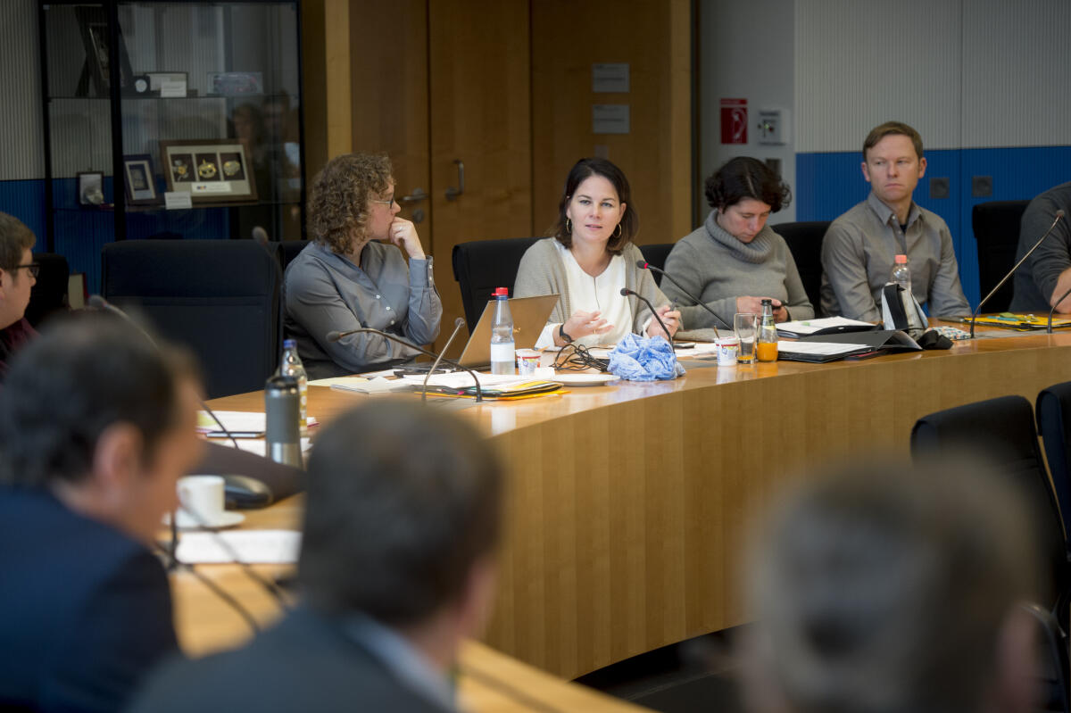 Dr. Julia Verlinden, Bündnis 90/Die Grünen, MdB, (1.v.l.), und Annalena Baerbock, Bündnis 90/Die Grünen, MdB, (2.v.l.), während einer Sitzung des Arbeitskreises 2 (Themen: Umwelt, Naturschutz, Reaktorsicherheit, Tierschutz, Klima, Energie, Nachhaltigkeit, Bau, Wohnen und Stadtentwicklung, Verkehr, Landwirtschaft und Ernährung, Tourismus), der von der Bundestagsfraktion der Grünen ins Leben gerufen wurde.; Gespräch, Arbeitskreis, AG, Diskussion, Runde, Experten Baerbock, Annalena; Verlinden, Julia Dr. Julia Verlinden, Bündnis 90/Die Grünen, MdB, (1.v.l.), und Annalena Baerbock, Bündnis 90/Die Grünen, MdB, (2.v.l.), während einer Sitzung des Arbeitskreises 2 (Themen: Umwelt, Naturschutz, Reaktorsicherheit, Tierschutz, Klima, Energie, Nachhaltigkeit, Bau, Wohnen und Stadtentwicklung, Verkehr, Landwirtschaft und Ernährung, Tourismus), der von der Bundestagsfraktion der Grünen ins Leben gerufen wurde.; Gespräch, Arbeitskreis, AG, Diskussion, Runde, Experten