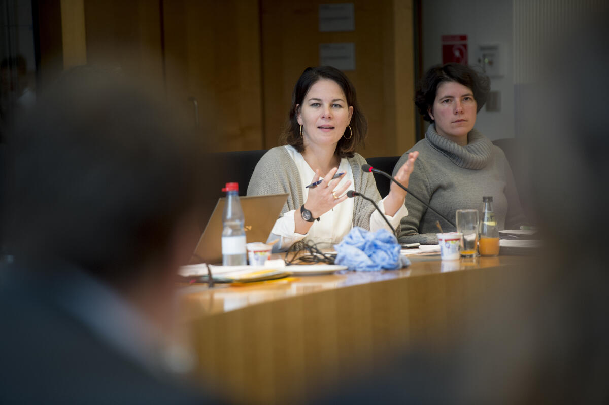Annalena Baerbock, Bündnis 90/Die Grünen, MdB, (links), während einer Sitzung des Arbeitskreises 2 (Themen: Umwelt, Naturschutz, Reaktorsicherheit, Tierschutz, Klima, Energie, Nachhaltigkeit, Bau, Wohnen und Stadtentwicklung, Verkehr, Landwirtschaft und Ernährung, Tourismus), der von der Bundestagsfraktion der Grünen ins Leben gerufen wurde.; Gespräch, Arbeitskreis, AG, Diskussion, Runde, Experten Baerbock, Annalena Annalena Baerbock, Bündnis 90/Die Grünen, MdB, (links), während einer Sitzung des Arbeitskreises 2 (Themen: Umwelt, Naturschutz, Reaktorsicherheit, Tierschutz, Klima, Energie, Nachhaltigkeit, Bau, Wohnen und Stadtentwicklung, Verkehr, Landwirtschaft und Ernährung, Tourismus), der von der Bundestagsfraktion der Grünen ins Leben gerufen wurde.; Gespräch, Arbeitskreis, AG, Diskussion, Runde, Experten