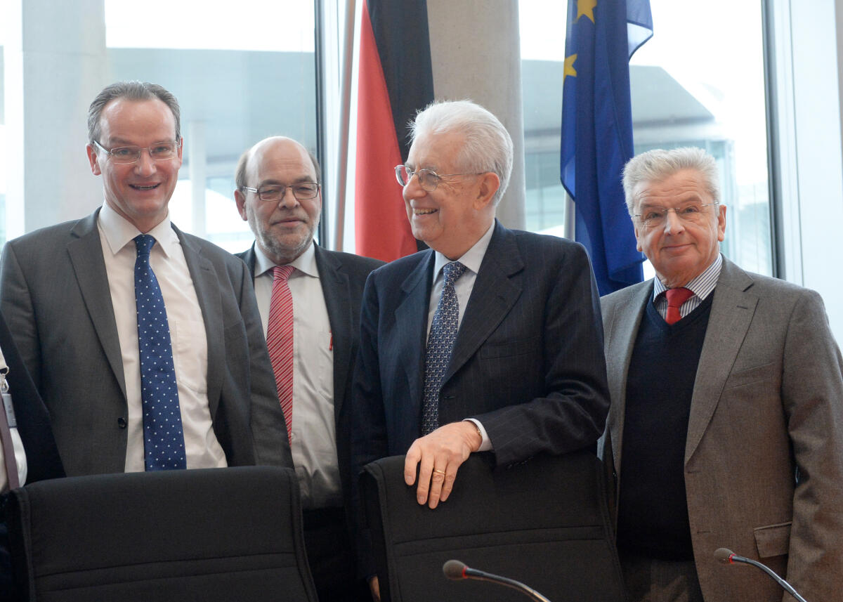 Gunther Krichbaum, (re), CDU/CSU, Vorsitzender des Ausschusses des Deutschen Bundestages für die Angelegenheiten der Europäischen Union, empfängt den Vorsitzenden der hochrangigen EU-Arbeitsgruppe Eigenmittel, Mario Monti, (li), der an einer Ausschusssitzung als Gast teilnimmt. 2.v.li: Norbert Spinrath, re: Joachim Poß, beide SPD, Mitglieder des Bundestages und des Ausschusses.; Gruppenfoto. Krichbaum, Gunther; Monti, Mario; Spinrath, Norbert; Poß, Joachim Gunther Krichbaum, (re), CDU/CSU, Vorsitzender des Ausschusses des Deutschen Bundestages für die Angelegenheiten der Europäischen Union, empfängt den Vorsitzenden der hochrangigen EU-Arbeitsgruppe Eigenmittel, Mario Monti, (li), der an einer Ausschusssitzung als Gast teilnimmt. 2.v.li: Norbert Spinrath, re: Joachim Poß, beide SPD, Mitglieder des Bundestages und des Ausschusses.; Gruppenfoto.