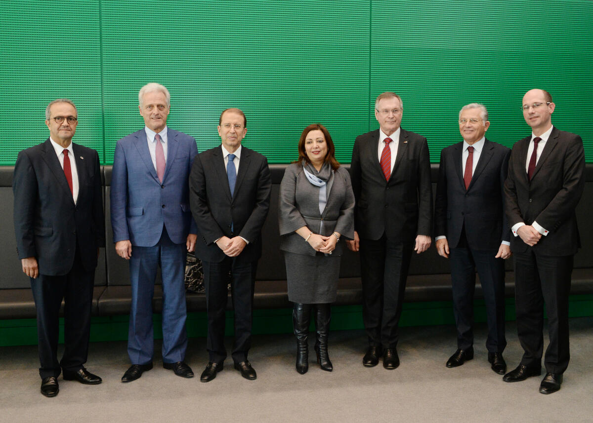 Singhammer, Johannes; Bouchamaoui, Ouided; Ramsauer, Peter Bundestagsvizepräsident Johannes Singhammer, (3.v.re), CDU/CSU, empfängt die Vorsitzende des Arbeitgeberverbandes UTICA und Friedensnobelpreisträgerin, Ouided Bouchamaoui, (mitte), aus Tunesien, und Delegation, zu einem Gespräch. 2.v.li im Bild: Dr. Peter Ramsauer, CDU/CSU.; Gruppenfoto.