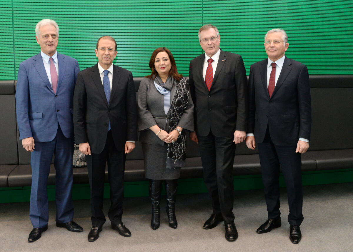 Singhammer, Johannes; Bouchamaoui, Ouided; Ramsauer, Peter Bundestagsvizepräsident Johannes Singhammer, (2.v.re), CDU/CSU, empfängt die Vorsitzende des Arbeitgeberverbandes UTICA und Friedensnobelpreisträgerin, Ouided Bouchamaoui, (mitte), aus Tunesien, und Delegation, zu einem Gespräch. Links im Bild: Dr. Peter Ramsauer, CDU/CSU.; Gruppenfoto.