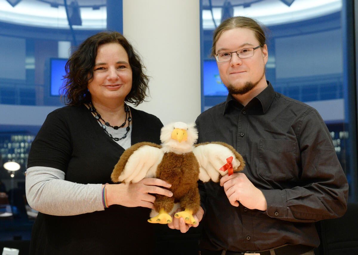 Vorsitzwechsel beim Unterausschuss Kommission zur Wahrnehmung der Belange der Kinder, KiKo. Norbert Müller, DIE LINKE, übergibt den Vorsitz an Beate Walter Rosenheimer, Bündnis 90/Die Grünen. Mit dabei das Maskottchen Kiko. Walter-Rosenheimer, Beate; Müller, Norbert Vorsitzwechsel beim Unterausschuss Kommission zur Wahrnehmung der Belange der Kinder, KiKo. Norbert Müller, DIE LINKE, übergibt den Vorsitz an Beate Walter Rosenheimer, Bündnis 90/Die Grünen. Mit dabei das Maskottchen Kiko.