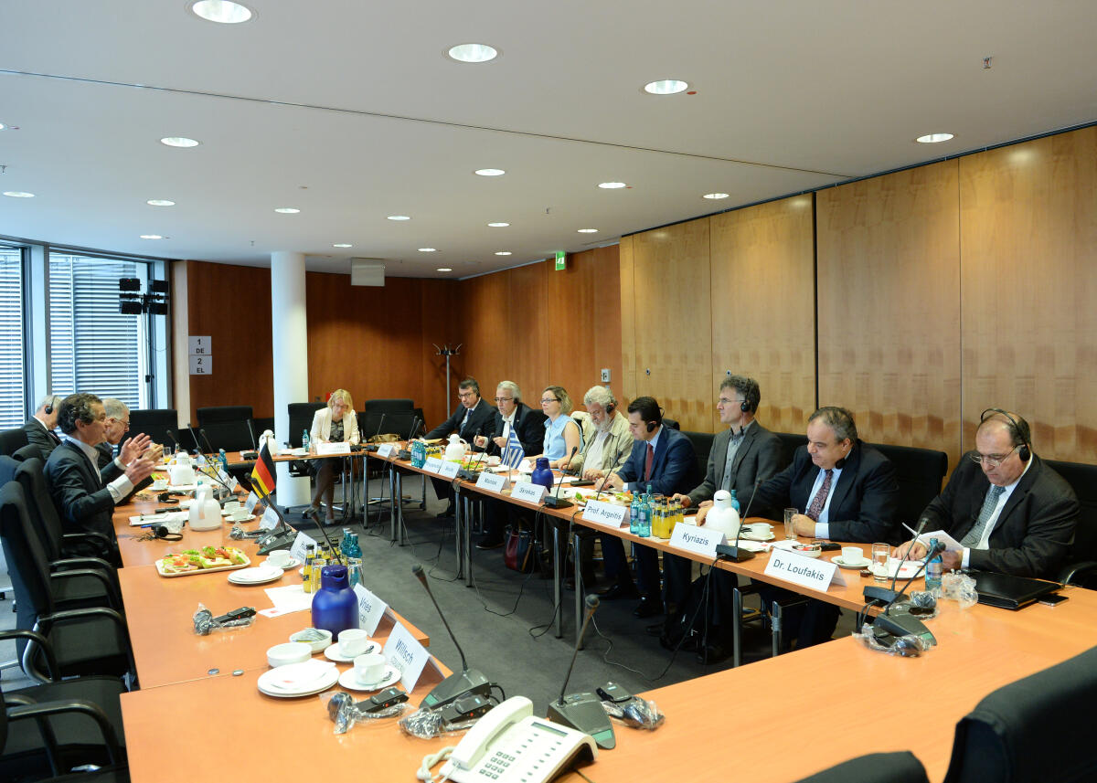 Klaus Barthel, (li), SPD, stellvertretender Vorsitzender des Ausschusses für Wirtschaft und Energie, leitet im Namen des Ausschusses und in Anwesenheit zahlreicher Bundestagsabgeordneter ein Gespräch mit einer Delegation aus Griechenland.; Übersicht. Barthel, Klaus Klaus Barthel, (li), SPD, stellvertretender Vorsitzender des Ausschusses für Wirtschaft und Energie, leitet im Namen des Ausschusses und in Anwesenheit zahlreicher Bundestagsabgeordneter ein Gespräch mit einer Delegation aus Griechenland.; Übersicht.