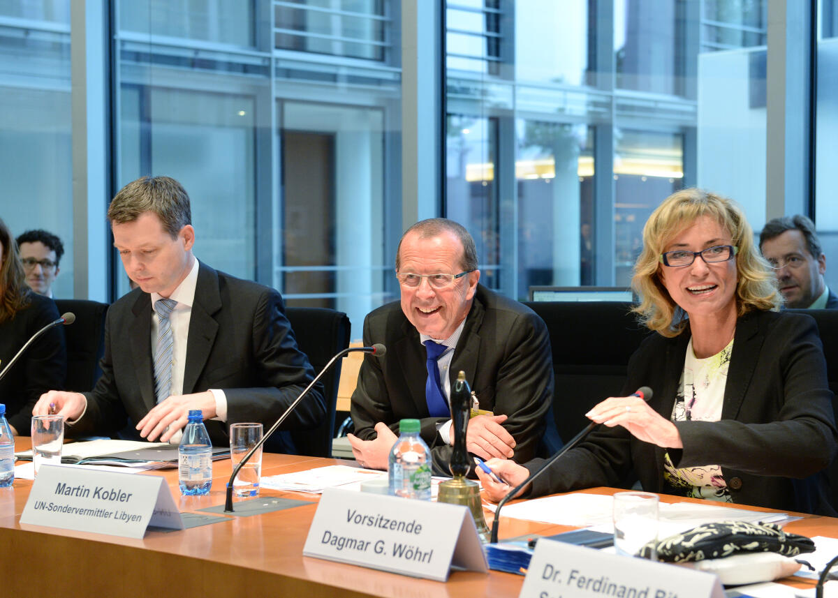 Wöhrl, Dagmar G.; Kobler, Martin; Silberhorn, Thomas Dagmar G. Wöhrl, CDU/CSU, Vorsitzende des Ausschusses des Deutschen Bundestages, für wirtschaftliche Zusammenarbeit und Entwicklung, empfängt den UN-Sondervermittler für Libyen, Martin Kobler, im Ausschuss. Links im Bild der Parlamentarische Staatssekretär Thomas Silberhorn, CDU/CSU.