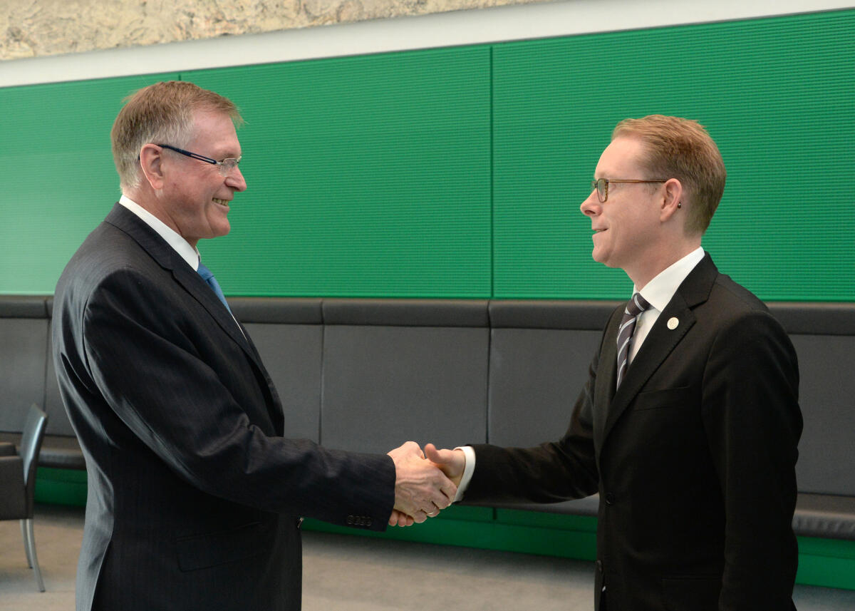 Singhammer, Johannes; Billström, Tobias Bundestagsvizepräsident Johannes Singhammer, (li), CDU/CSU, empfängt den Ersten Vizepräsidenten des Reichstags des Königreiches Schweden, Tobias Billström, (re), und Delegation, zu einem Gespräch.; Geste, Gestik.