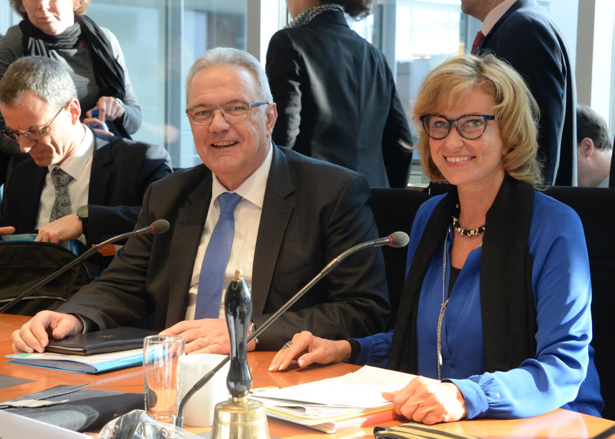 Wöhrl, Dagmar G.; Mimica, Neven Dagmar G. Wöhrl, CDU/CSU, Vorsitzende des Ausschusses des Deutschen Bundestages für wirtschaftliche Zusammenarbeit und Entwicklung, empfängt den EU-Kommissar für Internationale Zusammenarbeit und Entwicklung, Neven Mimica, der als Gast an einer Ausschusssitzung teilnimmt.