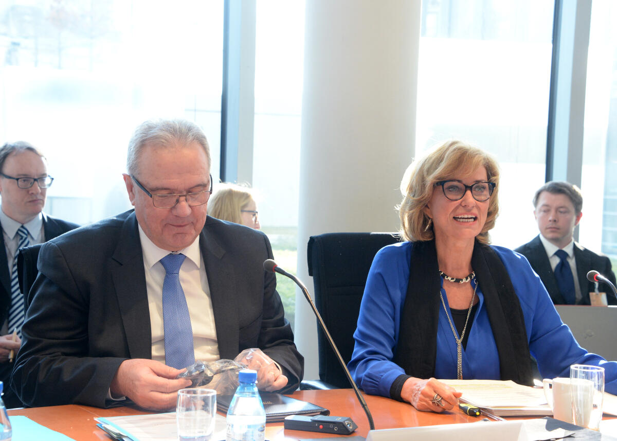 Wöhrl, Dagmar G.; Mimica, Neven Dagmar G. Wöhrl, CDU/CSU, Vorsitzende des Ausschusses des Deutschen Bundestages für wirtschaftliche Zusammenarbeit und Entwicklung, empfängt den EU-Kommissar für Internationale Zusammenarbeit und Entwicklung, Neven Mimica, der als Gast an einer Ausschusssitzung teilnimmt.
