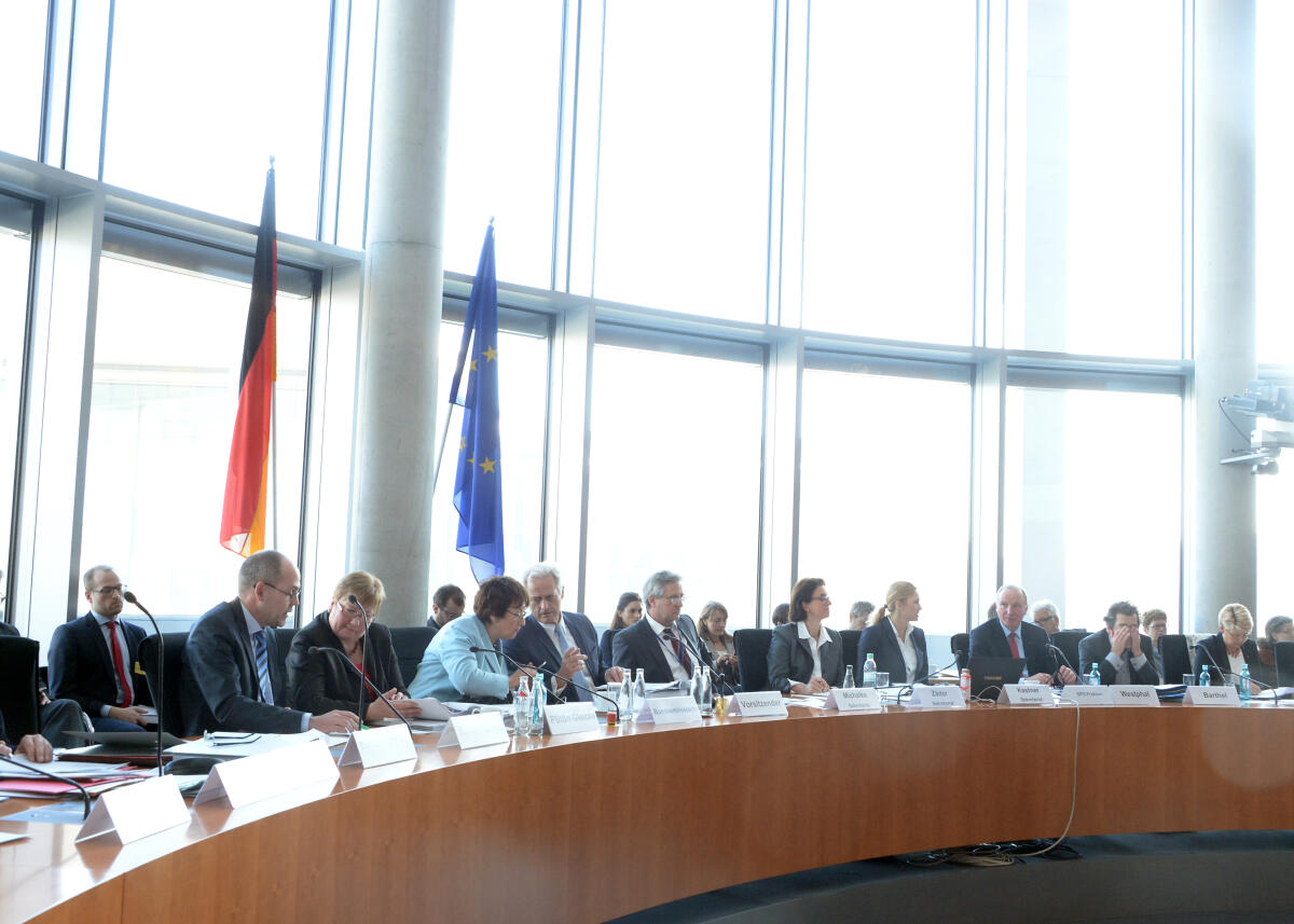 Die Bundesministerin für Wirtschaft und Energie, Brigitte Zypries, (4.v.li), SPD, ist zu Gast beim Ausschuss des Deutschen Bundestages für Wirtschaft und Energie. Dr. Peter Ramsauer, (5.v.li), CDU/CSU, Vorsitzender des Ausschusses, leitet die Sitzung.; Übersicht. Ramsauer, Peter; Zypries, Brigitte Die Bundesministerin für Wirtschaft und Energie, Brigitte Zypries, (4.v.li), SPD, ist zu Gast beim Ausschuss des Deutschen Bundestages für Wirtschaft und Energie. Dr. Peter Ramsauer, (5.v.li), CDU/CSU, Vorsitzender des Ausschusses, leitet die Sitzung.; Übersicht.