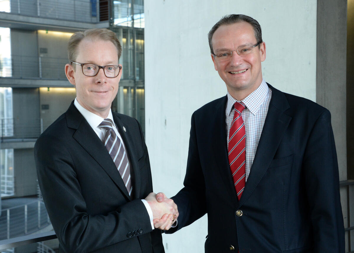 Gunther Krichbaum, (re), CDU/CSU, Vorsitzender des Ausschusses des Deutschen Bundestags für die Angelegenheiten der Europäischen Union, empfängt im Namen des Ausschusses den Ersten Vizepräsidenten des Reichstags des Königreiches Schweden, Tobias Billström, (li), und Delegation, zu einem Gespräch, an dem zahlreiche Abgeordnete und Mitglieder des Ausschusses teilnehmen. Krichbaum, Gunther; Billström, Tobias Gunther Krichbaum, (re), CDU/CSU, Vorsitzender des Ausschusses des Deutschen Bundestags für die Angelegenheiten der Europäischen Union, empfängt im Namen des Ausschusses den Ersten Vizepräsidenten des Reichstags des Königreiches Schweden, Tobias Billström, (li), und Delegation, zu einem Gespräch, an dem zahlreiche Abgeordnete und Mitglieder des Ausschusses teilnehmen.