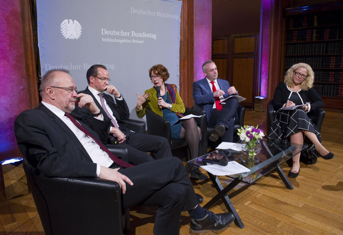 Schäfer, Axel; Krichbaum, Gunther; Guérot, Ulrike; Ulrich, Alexander; Wagner, Doris Festveranstaltung in der Bibliotheek Solvay zum 10-jährigen Bestehen des Verbindungsbüros des Deutschen Bundestages bei der EU. V.l.n.r.: Axel Schäfer, SPD, MdB, Gunther Krichbaum, CDU/CSU, MdEP, Moderatorin Dr. Ulrike Guérot, Direktorin European Democracy Lab, Alexander Ulrich, DIE LINKE, MdB, und Doris Wagner, Bündnis 90/Die Grünen, MdB, bei der Podiumsdiskussion.; Europäische Union, Verbindungsbüro, Podium, Diskussion, Europa