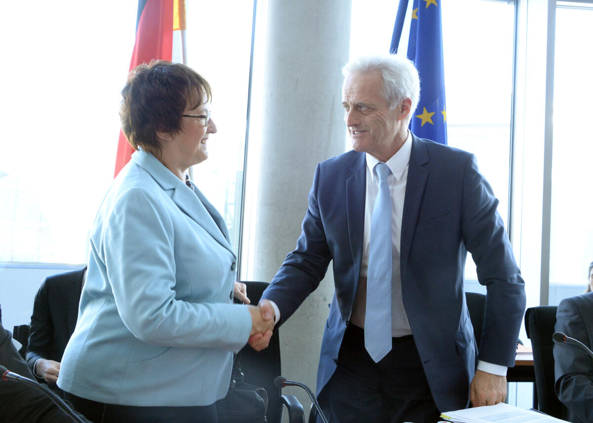 Die Bundesministerin für Wirtschaft und Energie, Brigitte Zypries, SPD, ist zu Gast beim Ausschuss des Deutschen Bundestages für Wirtschaft und Energie. Dr. Peter Ramsauer, CDU/CSU, Vorsitzender des Ausschusses, leitet die Sitzung. Ramsauer, Peter; Zypries, Brigitte Die Bundesministerin für Wirtschaft und Energie, Brigitte Zypries, SPD, ist zu Gast beim Ausschuss des Deutschen Bundestages für Wirtschaft und Energie. Dr. Peter Ramsauer, CDU/CSU, Vorsitzender des Ausschusses, leitet die Sitzung.