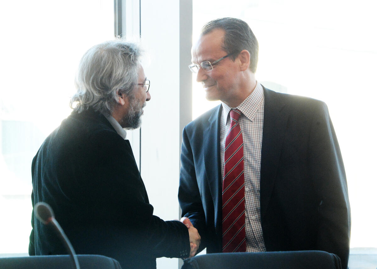 Krichbaum, Gunther; Dündar, Can Can Dündar, (li), ehemaliger Chefredakteur der türkischen Zeitung Cumhurriyet, ist zu Gast beim Ausschuss des Deutschen Bundestages für die Angelegenheiten der Europäischen Union. Gunther Krichbaum, (re), CDU/CSU, Vorsitzender des Ausschusses, leitet die Sitzung.