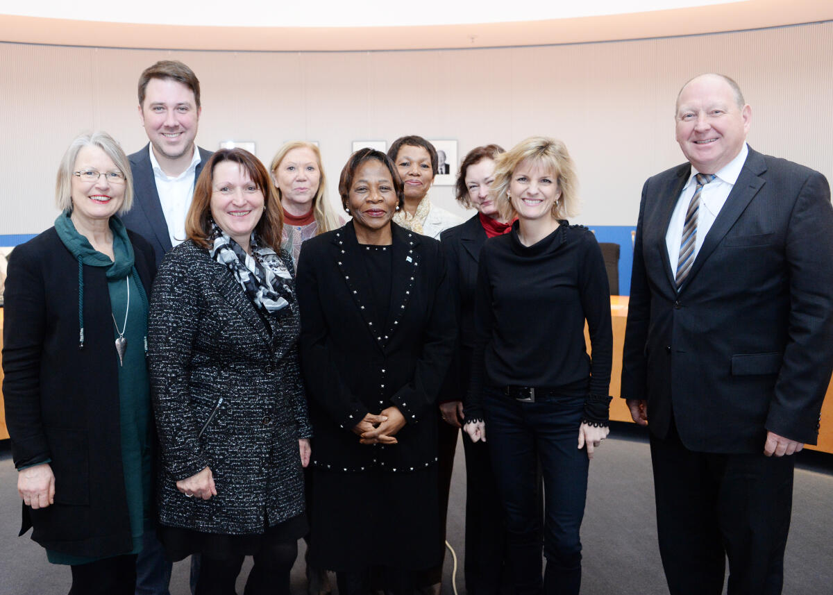 Brehmer, Heike; Moremi, Tswelopele Cornelia Heike Brehmer, (3.v.li), CDU/CSU, Vorsitzende des Ausschusses des Deutschen Bundestags für Tourismus, empfängt diei Botschafterin von Botswana, I. E. Tswelopele Cornelia Moremi, (5.v.li), im Ausschuss. Gruppenfoto mit den Obleuten.; Tourismusausschuss.