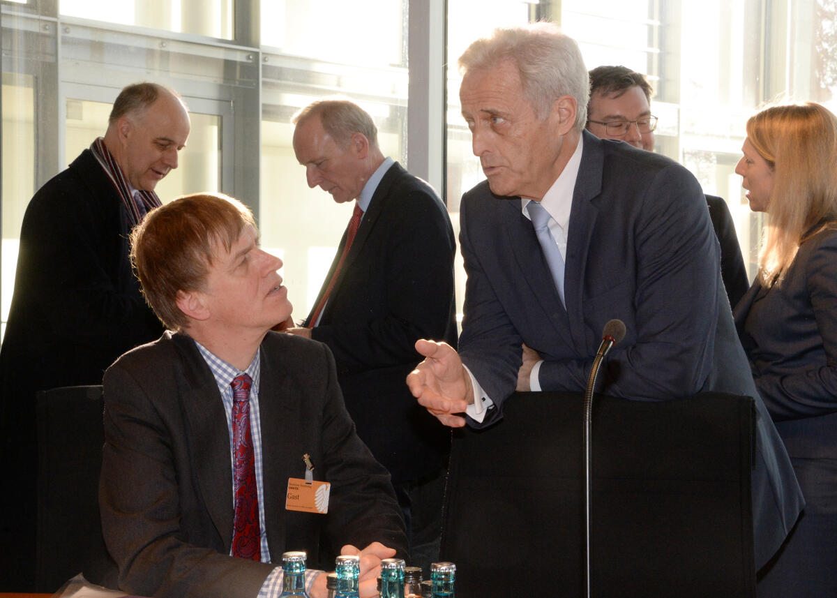 Dr. Peter Ramsauer, (re), CDU/CSU, Vorsitzender des Ausschusses des Deutschen Bundestags für Wirtschaft und Energie, begrüßt Stephen Timms (li) und eine Delegation des britischen Parlaments der Interparlamentarischen Union (IPU), zu einem Gespräch, an dem zahlreiche Ausschussmitglieder teilnehmen. Ramsauer, Peter; Timms, Stephen Dr. Peter Ramsauer, (re), CDU/CSU, Vorsitzender des Ausschusses des Deutschen Bundestags für Wirtschaft und Energie, begrüßt Stephen Timms (li) und eine Delegation des britischen Parlaments der Interparlamentarischen Union (IPU), zu einem Gespräch, an dem zahlreiche Ausschussmitglieder teilnehmen.