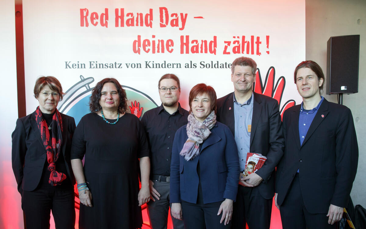 Die Kinderkommission (KiKo) des Deutschen Bundestages lädt zur Aktion "Red Hand Day" ein. Abgeordnete bekennen Farbe gegen Kindersoldaten. Politiker können mit roter Farbe auf ihrer Handfläche und deren Abdruck ein Zeichen gegen den Einsatz von Kindersoldaten setzten.; Hier von links: Ulrike Bahr, SPD, Vorsitzende der KiKo Beate Walter-Rosenheimer, Bündnis 90/Die Grünen, Norbert Müller, Die Linke, Parlamentarische Staatssekretärin bei der Bundesministerin für Familie, Senioren, Frauen und Jugend, Caren Marks, SPD, Frank Mischo und Herr Ralf Willinger vom Bündnis Kindersoldaten.; Kinder, Soldaten, Soldat, Gewalt, Krieg, Präsentation, Aufsteller Bahr, Ulrike; Walter-Rosenheimer, Beate; Müller, Norbert; Marks, Caren; Mischo, Frank; Willinger, Ralf Die Kinderkommission (KiKo) des Deutschen Bundestages lädt zur Aktion "Red Hand Day" ein. Abgeordnete bekennen Farbe gegen Kindersoldaten. Politiker können mit roter Farbe auf ihrer Handfläche und deren Abdruck ein Zeichen gegen den Einsatz von Kindersoldaten setzten.; Hier von links: Ulrike Bahr, SPD, Vorsitzende der KiKo Beate Walter-Rosenheimer, Bündnis 90/Die Grünen, Norbert Müller, Die Linke, Parlamentarische Staatssekretärin bei der Bundesministerin für Familie, Senioren, Frauen und Jugend, Caren Marks, SPD, Frank Mischo und Herr Ralf Willinger vom Bündnis Kindersoldaten.; Kinder, Soldaten, Soldat, Gewalt, Krieg, Präsentation, Aufsteller