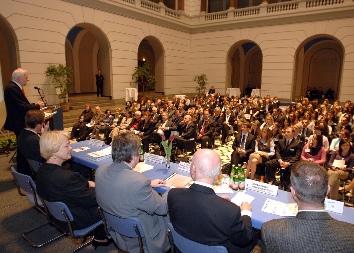 Bundestagsvizepräsidentin Dr. Susanne Kastner, (3.v.li), SPD, und der Berichterstatter für die Internationalen Austauschprogramme in der Kommission des Ältestenrates für Innere Angelegenheiten, Wolfgang Börnsen, (li), CDU/CSU, Mitglied des Deutschen Bundestages, begrüßen die Teilnehmer des Internationalen Parlaments-Stipendium (IPS) in der Technischen Universität Berlin (TU). Der 1. Vizepräsident der TU Berlin, Prof. Dr. Jörg Steinbach, (3.v.re), eröffnet die Veranstaltung. Kastner, Susanne; Börnsen, Wolfgang; Steinbach, Jörg; Stelzl, Hans-Joachim; Schücking, Prosper Bundestagsvizepräsidentin Dr. Susanne Kastner, (3.v.li), SPD, und der Berichterstatter für die Internationalen Austauschprogramme in der Kommission des Ältestenrates für Innere Angelegenheiten, Wolfgang Börnsen, (li), CDU/CSU, Mitglied des Deutschen Bundestages, begrüßen die Teilnehmer des Internationalen Parlaments-Stipendium (IPS) in der Technischen Universität Berlin (TU). Der 1. Vizepräsident der TU Berlin, Prof. Dr. Jörg Steinbach, (3.v.re), eröffnet die Veranstaltung.