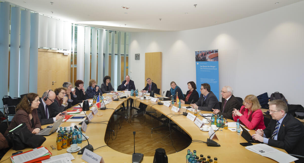  Besuch des französischen Ombudsmannes Jacques Toubon beim Petitionsausschuss des Deutschen Bundestages. Übersicht über die Sitzung.; Ombudsmann, Frankreich, Petition, Petitionen, Überblick, Tisch