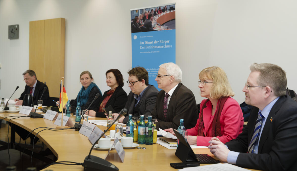 Besuch des französischen Ombudsmannes Jacques Toubon beim Petitionsausschuss des Deutschen Bundestages. V.r.n.l.: Michael Vietz, CSU/CSU, MdB, Christel Voßbeck-Kayser, CDU/CSU, MdB, Günter Baumann, CDU/CSU, MdB, Stefan Schwartze, SPD, MdB, Kerstin Kassner, MdB, DIE LINKE, und Corinna Rüffer, Bündnis 90/ Die Grünen, MdB, während der Sitzung.; Ombudsmann, Frankreich, Petition, Petitionen Voßbeck-Kayser, Christel; Baumann, Günter; Schwartze, Stefan; Kassner, Kerstin; Rüffer, Corinna; Vietz, Michael Besuch des französischen Ombudsmannes Jacques Toubon beim Petitionsausschuss des Deutschen Bundestages. V.r.n.l.: Michael Vietz, CSU/CSU, MdB, Christel Voßbeck-Kayser, CDU/CSU, MdB, Günter Baumann, CDU/CSU, MdB, Stefan Schwartze, SPD, MdB, Kerstin Kassner, MdB, DIE LINKE, und Corinna Rüffer, Bündnis 90/ Die Grünen, MdB, während der Sitzung.; Ombudsmann, Frankreich, Petition, Petitionen