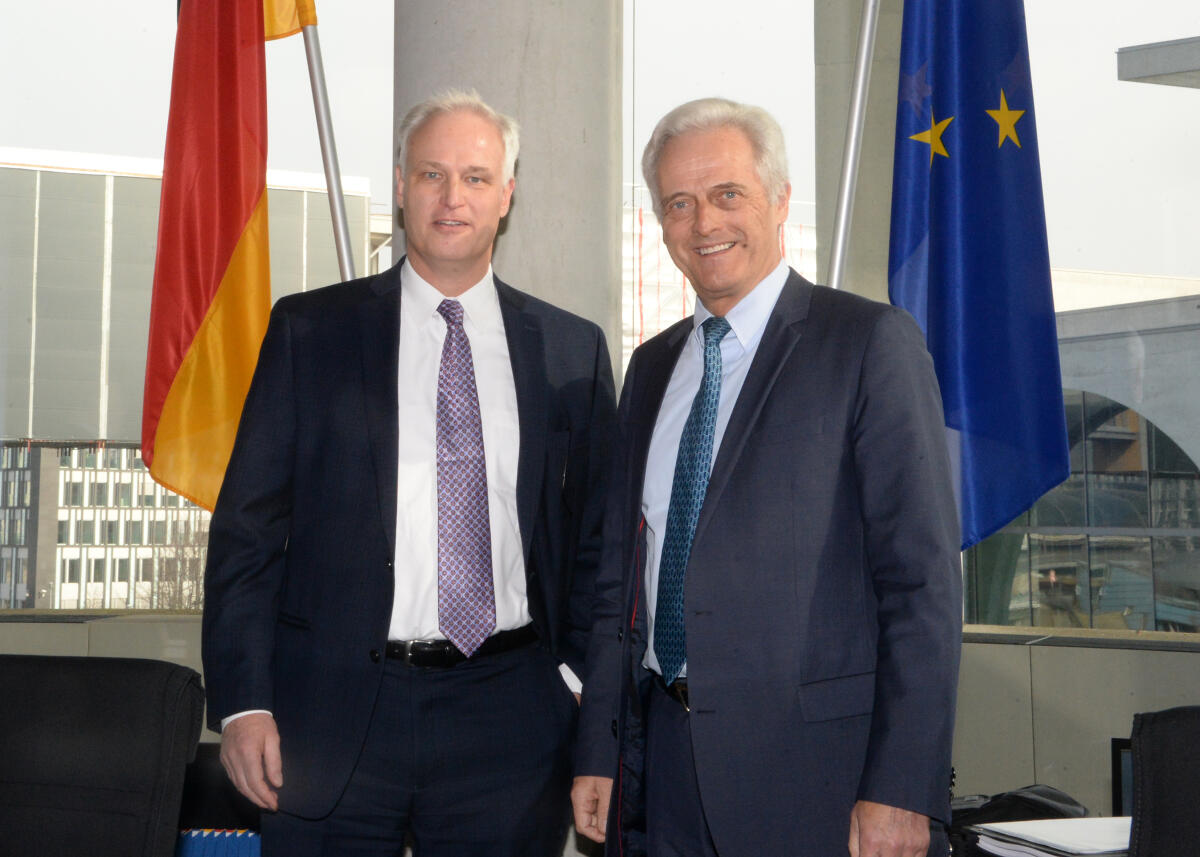 Dr. Peter Ramsauer, (re), CDU/CSU, Vorsitzender des Ausschusses des Deutschen Bundestages für Wirtschaft und Energie, empfängt den Präsidenten des Verbandes Deutscher Maschinen- und Anlagenbau e. V. (VDMA), Carl Martin Welcker, (li), der als Gast an einer Ausschusssitzung teilnimmt.; Fahne, Fahnen. Ramsauer, Peter; Welcker, Carl Martin Dr. Peter Ramsauer, (re), CDU/CSU, Vorsitzender des Ausschusses des Deutschen Bundestages für Wirtschaft und Energie, empfängt den Präsidenten des Verbandes Deutscher Maschinen- und Anlagenbau e. V. (VDMA), Carl Martin Welcker, (li), der als Gast an einer Ausschusssitzung teilnimmt.; Fahne, Fahnen.
