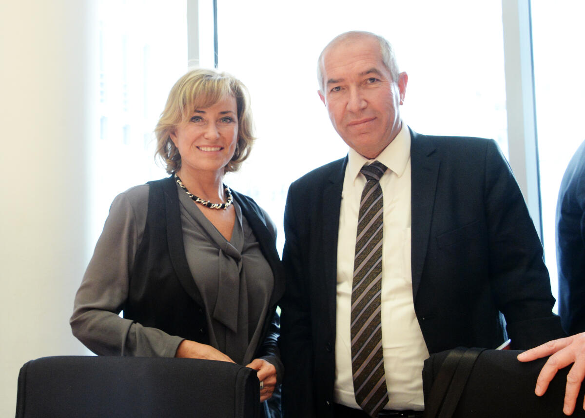Der Bürgermeister von Hebron, Prof. Dr. Daoud Zatari, ist zu Gast beim Ausschuss des Deutschen Bundestages für wirtschaftliche Zusammenarbeit und Entwicklung. Dagmar. G. Wöhrl, CDU/CSU, Vorsitzende des Ausschusses, leitet die Sitzung. Wöhrl, Dagmar G.; Zatari, Daoud Der Bürgermeister von Hebron, Prof. Dr. Daoud Zatari, ist zu Gast beim Ausschuss des Deutschen Bundestages für wirtschaftliche Zusammenarbeit und Entwicklung. Dagmar. G. Wöhrl, CDU/CSU, Vorsitzende des Ausschusses, leitet die Sitzung.