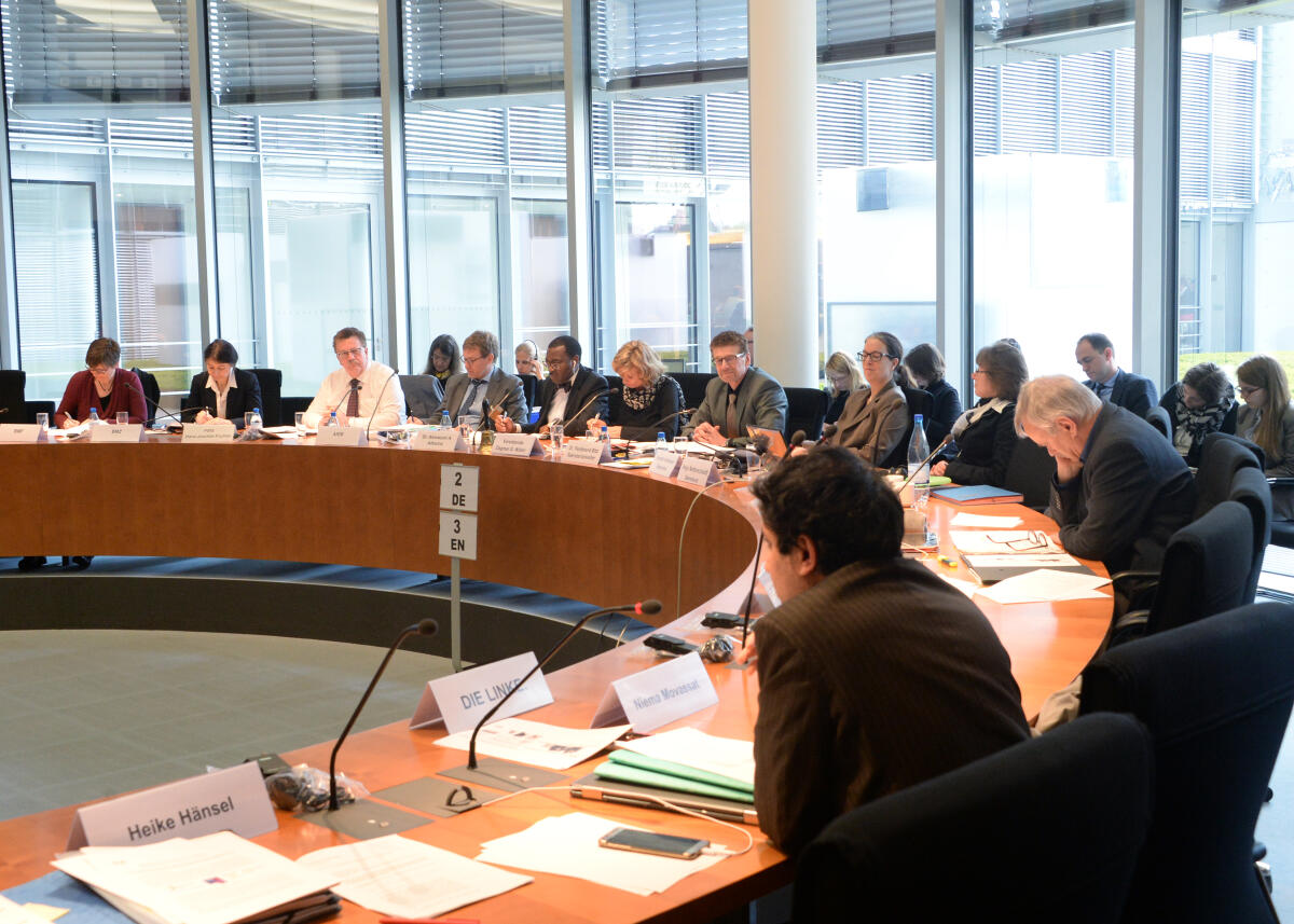 Wöhrl, Dagmar G.; Adesina, Akinwumi A. Der Präsident der Afrikanischen Entwicklungsbank, Dr. Akinwumi A. Adesina, (5.v.li), ist zu Gast beim Ausschuss des Deutschen Bundestages für wirtschaftliche Zusammenarbeit und Entwicklung. Dagmar G. Wöhrl, (6.v.li), CDU/CSU, Vorsitzende des Ausschusses, leitet die Sitzung.; Übersicht.