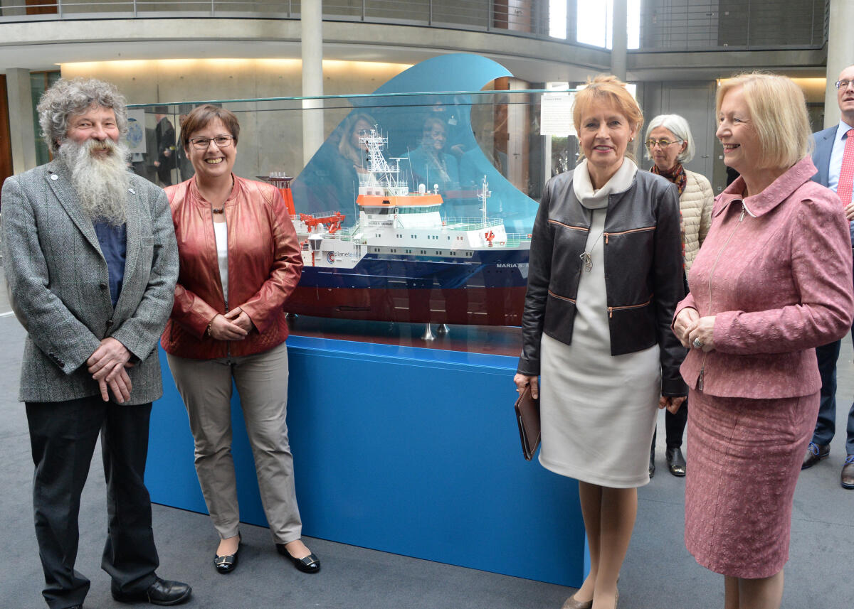 Bundestagsvizepräsidentin Dr. h. c. Edelgard Bulmahn, (2.v.re), SPD, eröffnet in der Halle des Paul-Löbe-Hauses in Anwesenheit der Bundesministerin für Bildung und Forschung, Dr. Johanna Wanka, (re), der Vorsitzenden des Ausschusses des Deutschen Bundestages für Bildung, Forschung und Technikfolgenabschätzung, Patricia Lips, (2.v.li), CDU/CSU, und des Meeresforschers Prof. Dr. Ulrich Bathmann, (li), die Ausstellung Meer der Erkenntnis", einer Ausstellung über deutsche Meeresforschung. Bulmahn, Edelgard; Wanka, Johanna; Lips, Patricia; Bathmann, Ulrich Bundestagsvizepräsidentin Dr. h. c. Edelgard Bulmahn, (2.v.re), SPD, eröffnet in der Halle des Paul-Löbe-Hauses in Anwesenheit der Bundesministerin für Bildung und Forschung, Dr. Johanna Wanka, (re), der Vorsitzenden des Ausschusses des Deutschen Bundestages für Bildung, Forschung und Technikfolgenabschätzung, Patricia Lips, (2.v.li), CDU/CSU, und des Meeresforschers Prof. Dr. Ulrich Bathmann, (li), die Ausstellung Meer der Erkenntnis", einer Ausstellung über deutsche Meeresforschung.