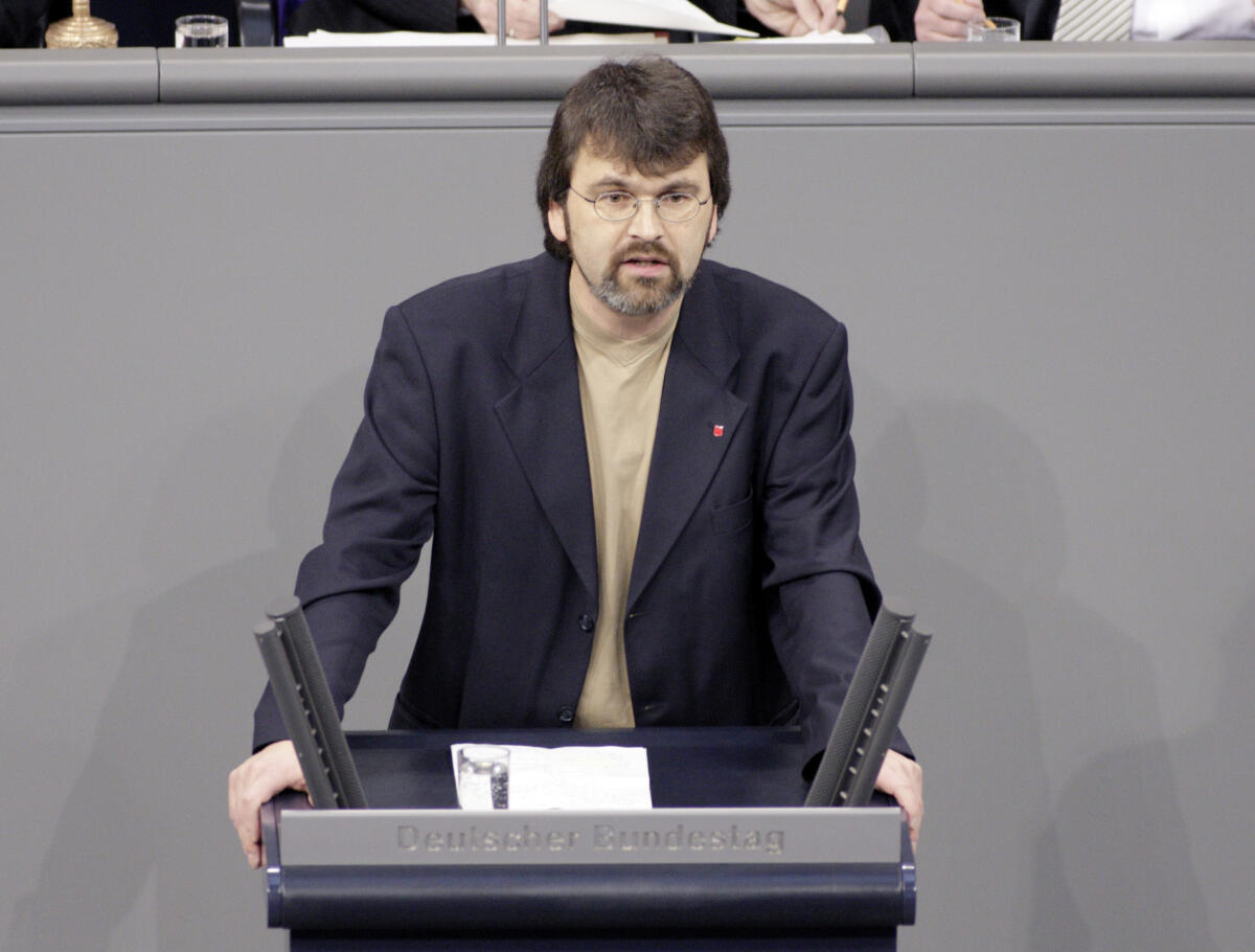 Rene Röspel, DIE LINKE. , MdB , am Rednerpult im Plenarsaal des Deutschen Bundestages. Röspel, René Rene Röspel, DIE LINKE. , MdB , am Rednerpult im Plenarsaal des Deutschen Bundestages.