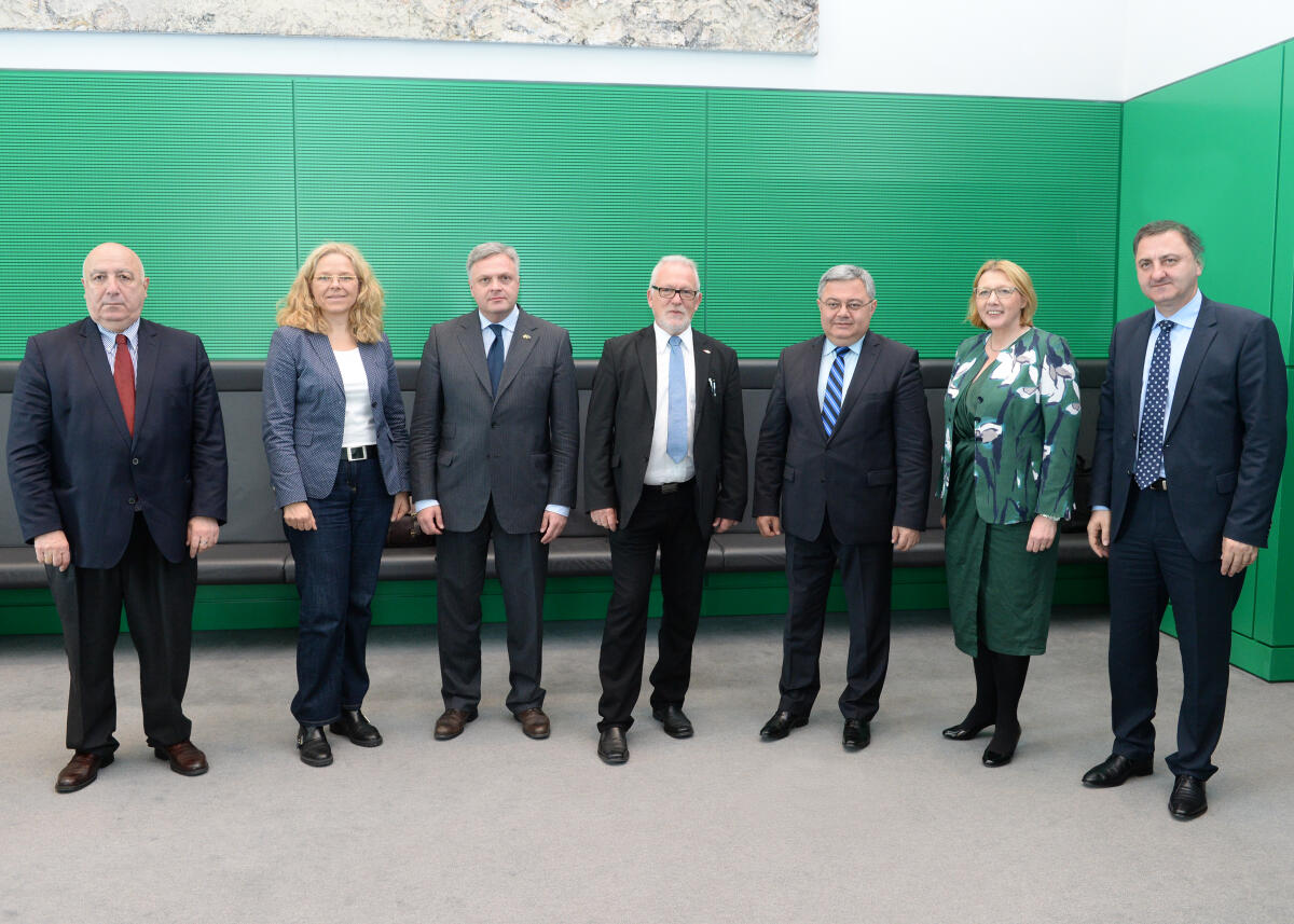 Hellmich, Wolfgang; Wagner, Doris; Manderla, Gisela; Usupashvili, David Wolfgang Hellmich, (li), SPD, Vorsitzender des Verteidigungsausschusses des Deutschen Bundestages empfängt mit Beteiligung der Bundestagsabgeordneten Doris Wagner, (2.v.li), Bündnis 90/Die Grünen, und Gisela Manderla, (2.v.re), CDU/CSU, den Parlamentspräsidenten von Georgien, David Usupashvili, (3.v.re), zu einem Gespräch.; Gruppenfoto.