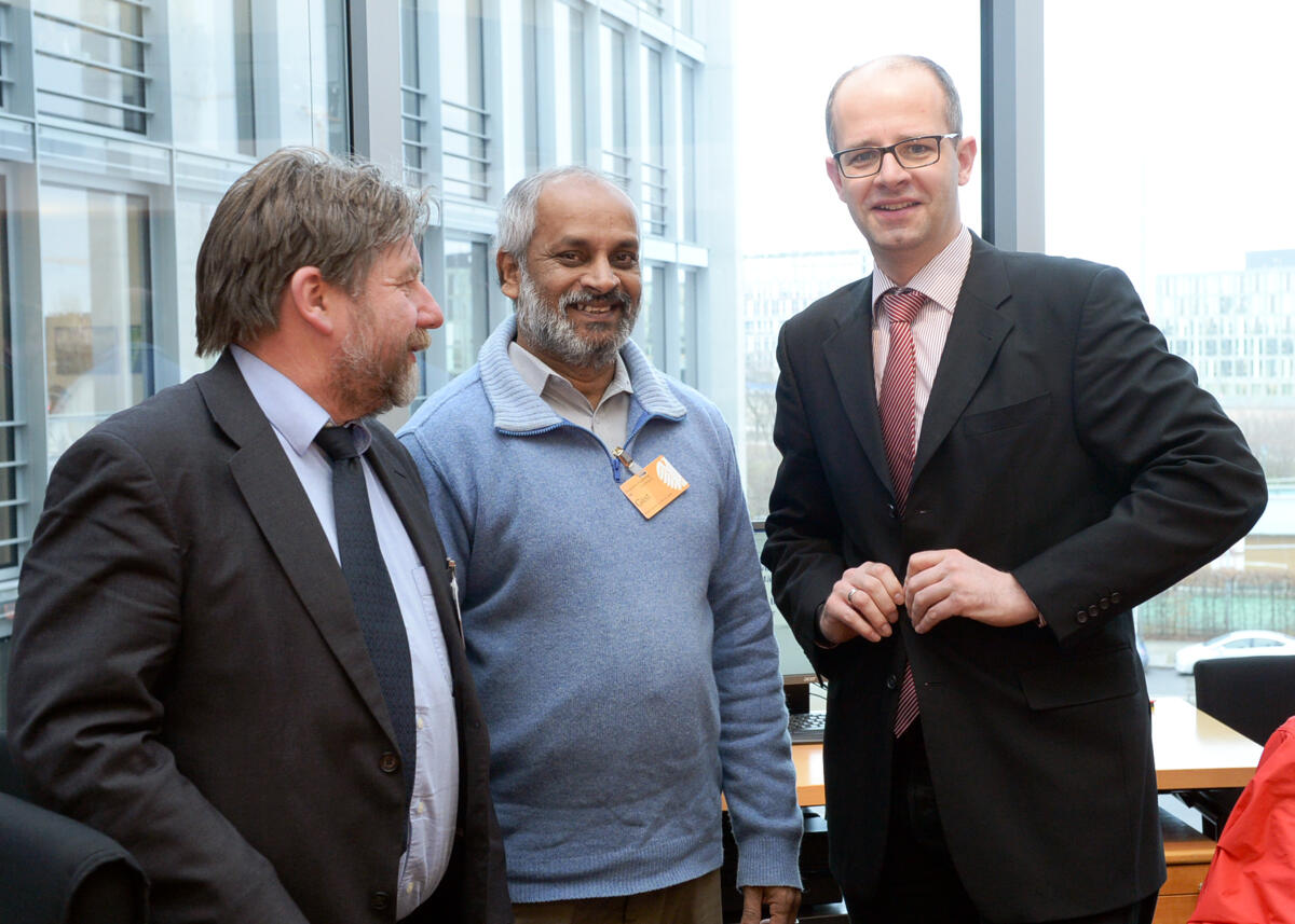 Michael Brand, (re), CDU/CSU, Vorsitzender des Ausschusses des Deutschen Bundestages für Menschenrechte und humanitäre Hilfe, empfängt den Präsidenten der regionalen Fischereigenossenschaft Sri Lankas, Herman Kumara, (mitte), zu einem Gespräch. Brand, Michael; Kumara, Herman Michael Brand, (re), CDU/CSU, Vorsitzender des Ausschusses des Deutschen Bundestages für Menschenrechte und humanitäre Hilfe, empfängt den Präsidenten der regionalen Fischereigenossenschaft Sri Lankas, Herman Kumara, (mitte), zu einem Gespräch.
