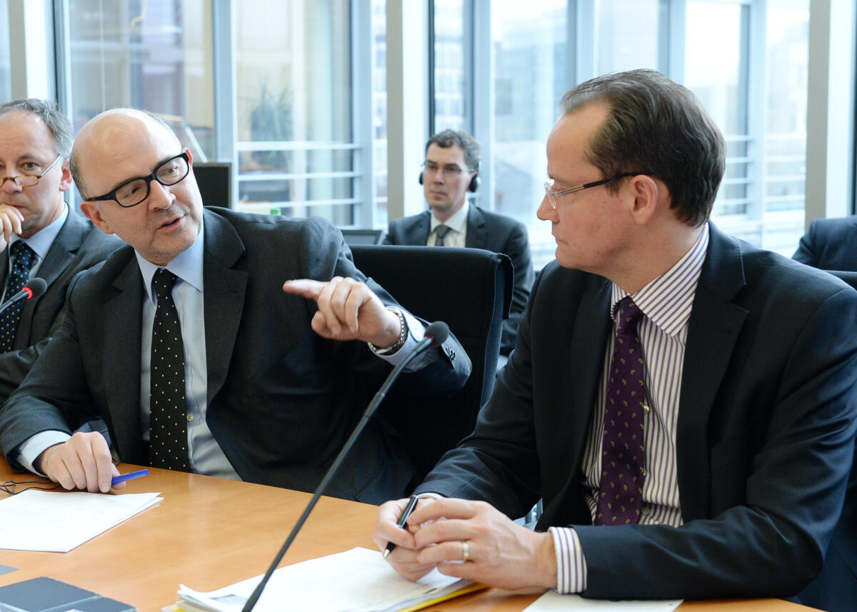 Krichbaum, Gunther; Moscovici, Pierre EU-Kommissar Piere Moscovici, (li), ist zu Gast beim Ausschuss des Deutschen Bundestages für die Angelegenheiten der Europäischen Union. Die Sitzung wird vom Vorsitzenden Gunther Krichbaum, (re), CDU/CSU, geleitet.; Geste, Gestik.