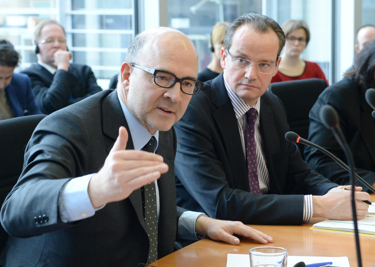 Krichbaum, Gunther; Moscovici, Pierre EU-Kommissar Piere Moscovici, (li), ist zu Gast beim Ausschuss des Deutschen Bundestages für die Angelegenheiten der Europäischen Union. Die Sitzung wird vom Vorsitzenden Gunther Krichbaum, (re), CDU/CSU, geleitet.; Geste, Gestik.