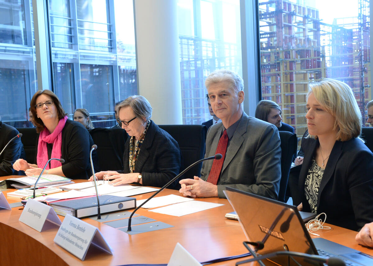 Griese, Kerstin; Bentele, Verena; Lösekrug-Möller, Gabriele; Schmachtenberg, Rolf Kerstin Griese, (li), SPD, Vorsitzende des Ausschusses des Deutschen Bundestages für Arbeit und Soziales, empfängt die Behindertenbeauftragte der Bundesregierung, Verena Bentele, (re), in einer Ausschusssitzung. An dieser nehmen die Parlamentarische Staatssekretärin Gabriele Lösekrug-Möller, (2.v.li), SPD, und der Ministerialdirektor des Bundesministeriums für Arbeit und Soziales, Dr. Rolf Schmachtenberg, (2.v.re), teil.; Übersicht.