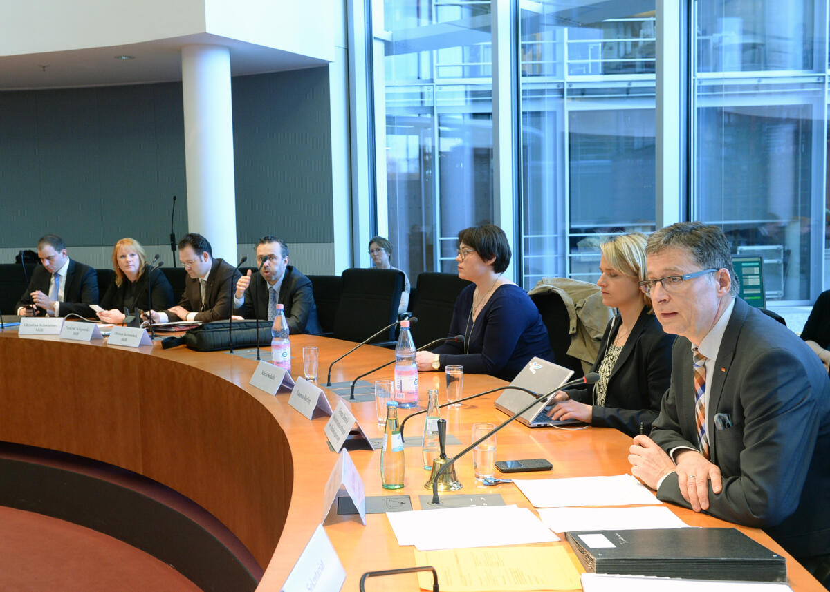 Koeppen, Jens; Bentele, Verena Der Ausschuss Digitale Agenda des Deutschen Bundestages hat unter der Leitung des Vorsitzenden Jens Koeppen, (re), CDU/CSU, eine Ausschusssitzung, an der die Beauftragte der Bundesregierung für die Belange von Menschen mit Behinderung, Verena Bentele, (2.v.re), als Gast teil nimmt.; Übersicht.