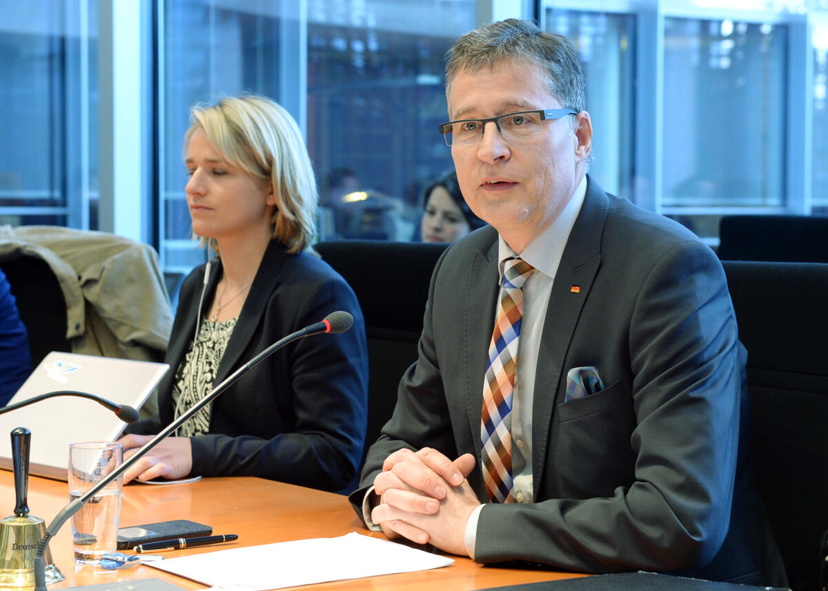 Koeppen, Jens; Bentele, Verena Der Ausschuss Digitale Agenda des Deutschen Bundestages hat unter der Leitung des Vorsitzenden Jens Koeppen, CDU/CSU, eine Ausschusssitzung, an der die Beauftragte der Bundesregierung für die Belange von Menschen mit Behinderung, Verena Bentele, als Gast teil nimmt.