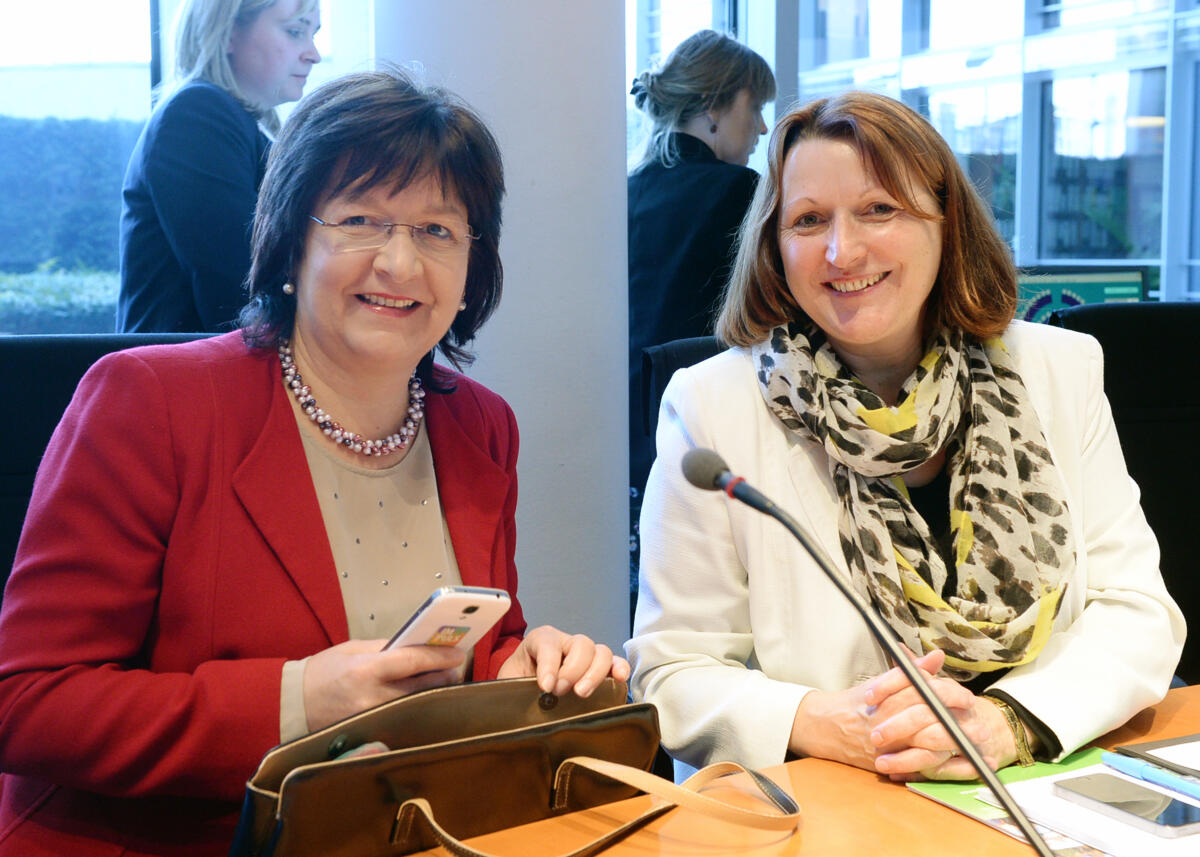 Brehmer, Heike; Hildebrandt, Carmen Zu Beginn der Ausschusssitzung des Ausschusses des Deutschen Bundestages für Tourismus übergibt die Vorsitzende Heike Brehmer, (re), CDU/CSU, einen Preis an die Sprecherin der Arbeitsgemeinschaft "Barrierefreie Reiseziele in Deutschland", Dr. Carmen Hildebrandt, (li).