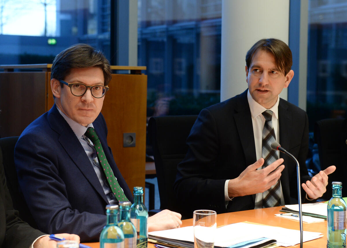 Der Parlamentarische Beirat für nachhaltige Entwicklung hat unter der Leitung seines Vorsitzenden Andreas Jung (re) eine Ausschusssitzung, an der der Parlamentarische Staatssekretär Dr. Ole Schröder, (li), CDU/CSU, als Gast teil nimmt. Jung, Andreas; Schröder, Ole Der Parlamentarische Beirat für nachhaltige Entwicklung hat unter der Leitung seines Vorsitzenden Andreas Jung (re) eine Ausschusssitzung, an der der Parlamentarische Staatssekretär Dr. Ole Schröder, (li), CDU/CSU, als Gast teil nimmt.