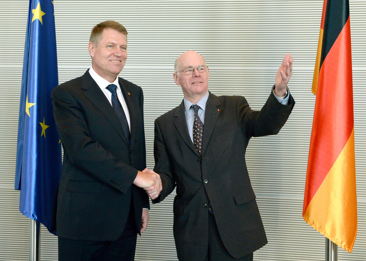 Bundestagspräsident Prof. Dr. Norbert Lammert, (re), CDU/CSU, empfängt den Staatspräsidenten von Rumänien, Klaus Johannis, (li), zu einem Gespräch.; Fahne, Fahnen, Geste, Gestik. Lammert, Norbert; Johannis, Klaus Bundestagspräsident Prof. Dr. Norbert Lammert, (re), CDU/CSU, empfängt den Staatspräsidenten von Rumänien, Klaus Johannis, (li), zu einem Gespräch.; Fahne, Fahnen, Geste, Gestik.