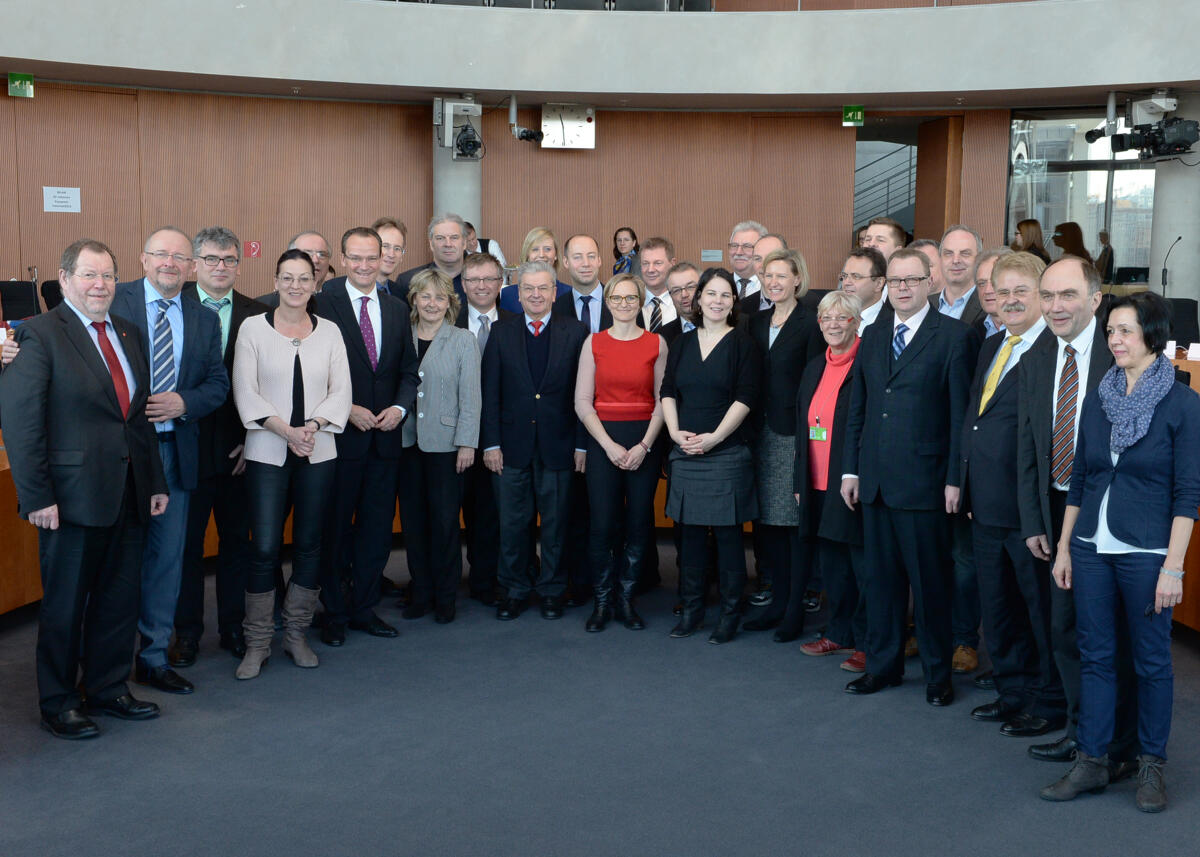 Krichbaum, Gunther Der Ausschuss des Deutschen Bundestages für die Angelegenheiten der Europäischen Union hat unter der Leitung seines Vorsitzenden Gunther Krichbaum, (5.v.li), CDU/CSU, und mit Beteiligung aller Mitglieder eine Sitzung mit 15 Mitgliedern (MdEP) des Europäischen Parlaments.; Gruppenfoto.