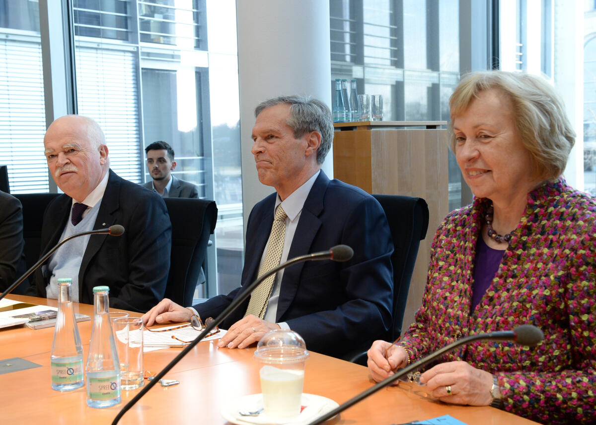 Gauweiler, Peter; Steiner, Michael; Böhmer, Maria Der Unterausschuss des Deutschen Bundestages für Auswärtige Kultur- und Bildungspolitik hat unter der Leitung seines Vorsitzenden Dr. Peter Gauweiler, (li), CDU/CSU, eine Ausschusssitzung, an der der Botschafter der Bundesrepublik Deutschland in Indien, Michael Steiner, (mitte), teil nimmt. Rechts: Prof. Dr. Maria Böhmer, CDU/CSU, Staatsministerin.