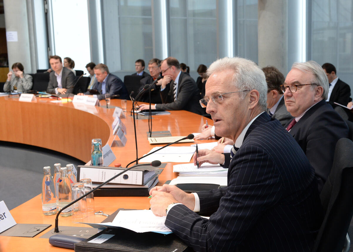Der Ausschuss des Deutschen Bundestages für Wirtschaft und Energie hat unter der Leitung seines Vorsitzenden Dr. Peter Ramsauer, (2.v.re), CDU/CSU, und mit Beteiligung von Sachverständigen eine Öffentliche Anhörung. Ramsauer, Peter Der Ausschuss des Deutschen Bundestages für Wirtschaft und Energie hat unter der Leitung seines Vorsitzenden Dr. Peter Ramsauer, (2.v.re), CDU/CSU, und mit Beteiligung von Sachverständigen eine Öffentliche Anhörung.