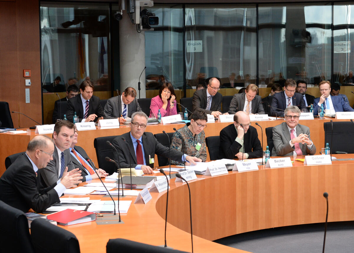 Der Ausschuss des Deutschen Bundestages für Wirtschaft und Energie hat unter der Leitung seines Vorsitzenden Dr. Peter Ramsauer, CDU/CSU, und mit Beteiligung von Sachverständigen (hier im Bild) eine Öffentliche Anhörung. Der Ausschuss des Deutschen Bundestages für Wirtschaft und Energie hat unter der Leitung seines Vorsitzenden Dr. Peter Ramsauer, CDU/CSU, und mit Beteiligung von Sachverständigen (hier im Bild) eine Öffentliche Anhörung.