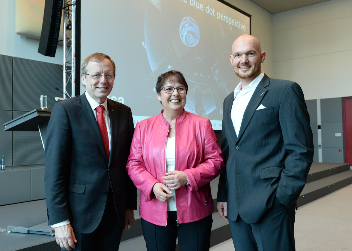 Lips, Patricia; Gerst, Alexander; Wörner, Johann-Dietrich Prof. Dr. Johann-Dietrich Wörner, (li), Generaldirektor der Europäischen Weltraumorganisation ESA, Patricia Lips, (mitte), CDU/CSU, Vorsitzende des Ausschusses des Deutschen Bundestages für Bildung, Forschung und Technikfolgenabschätzung, Dr. Alexander Gerst, (re), ESA-Astronaut.