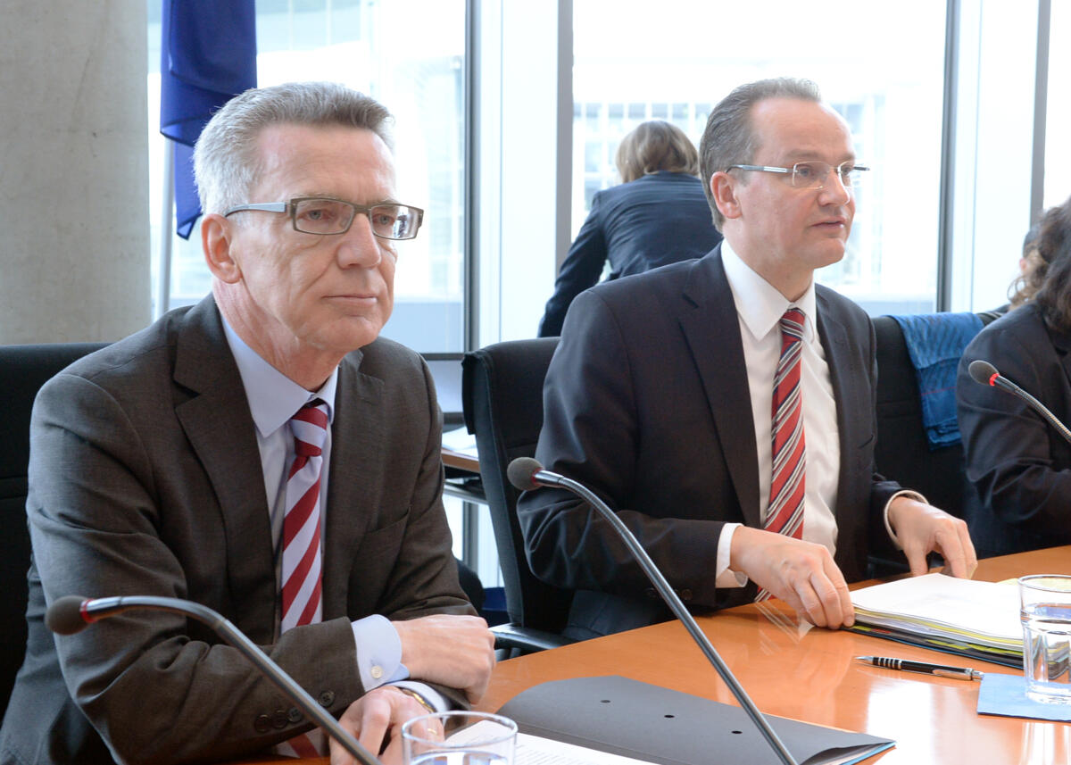 Krichbaum, Gunther; Maizière, Thomas de Des Bundesminister des Innern, Dr. Thomas de Maiziére, (li), CDU/CSU, nimmt an einer Ausschusssitzung des Ausschusses des Deutschen Bundestages für die Angelegenheiten der Europäischen Union, die vom Vorsitzenden Gunther Krichbaum, (re), CDU/CSU, geleitet wird, teil.